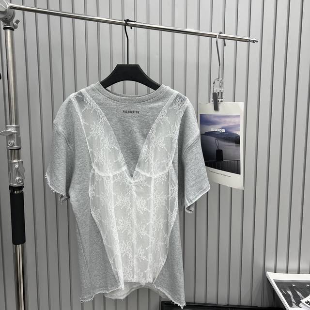 Pushbutton24Ps新品设计师品牌时尚气质蕾丝拼接灰色短袖 要说这一季的爆品它妥妥c位 卫衣料与蕾丝的巧妙拼接 让整件衣服更具时髦设计感 叉真的太太太百